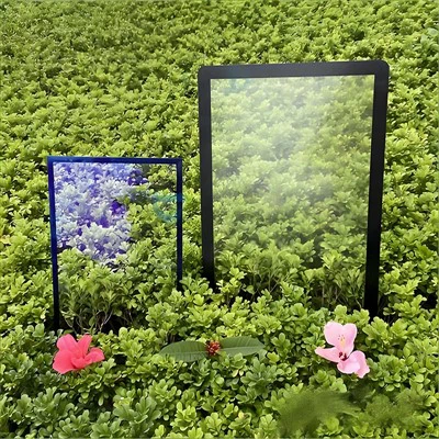 Glas mit Antireflexionsbeschichtung